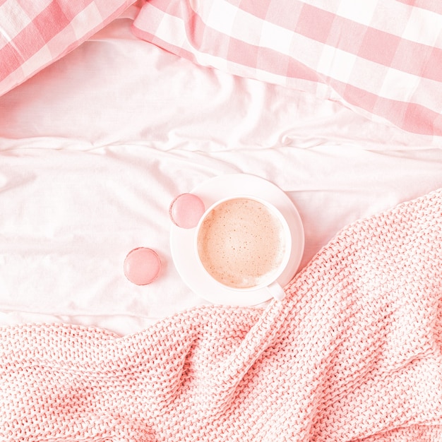 Cama con cuadros de punto rosa, café y macarrones