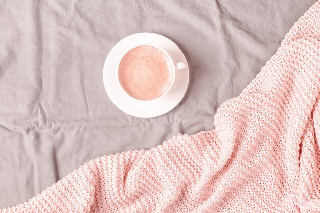 Cama con cuadros de punto rosa y café.