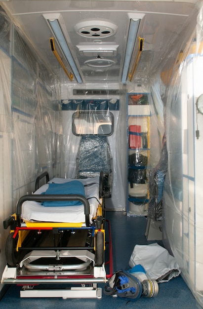 Foto cama de ambulância se preparando para o ebola covid ou pandemia