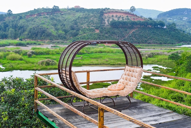 Cama de casal com almofadas aconchegantes contra a paisagem vietnamita da cidade de Da Lat