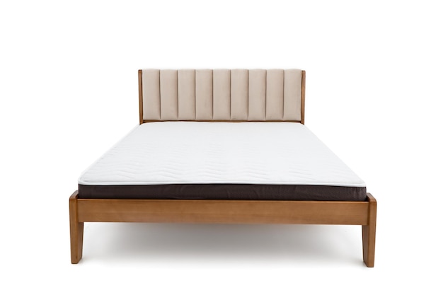 cama de casal de madeira marrom com colchão isolado no fundo branco