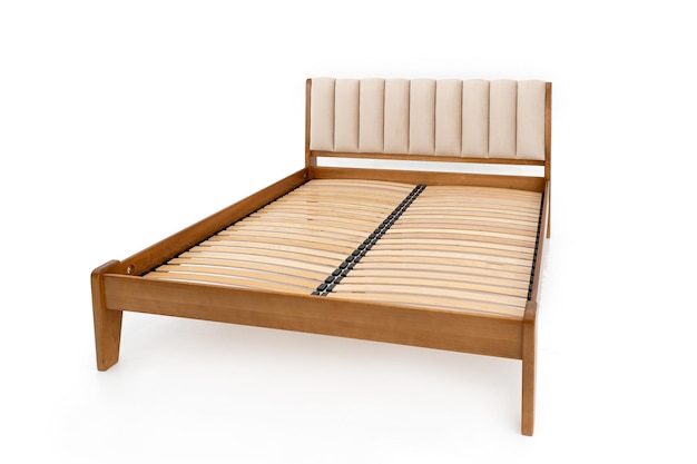 cama de casal de madeira marrom sem colchão isolado no fundo branco