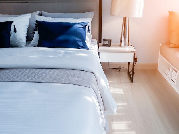 Foto cama de empregada com almofadas brancas limpas e lençóis na sala de beleza.