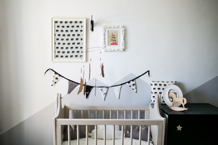 Cama de madeira e decoração de parede