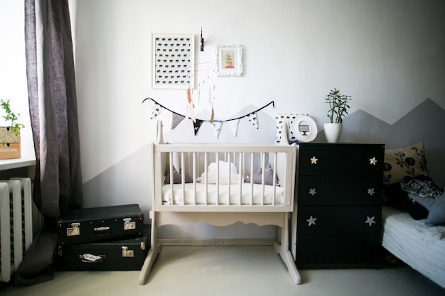 Foto cama de madeira no quarto