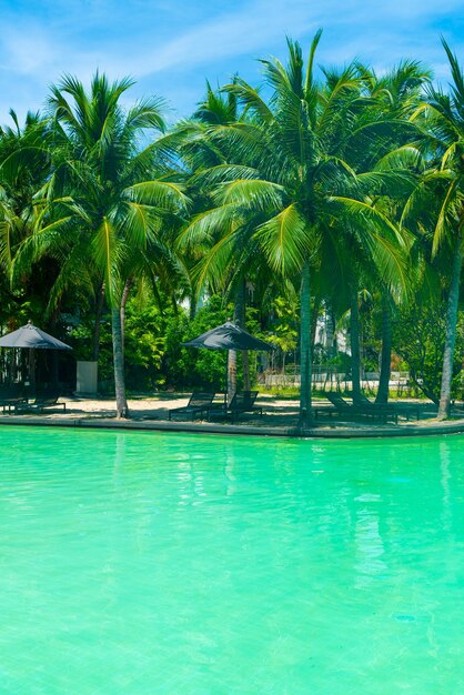 Foto cama de piscina ao redor da piscina