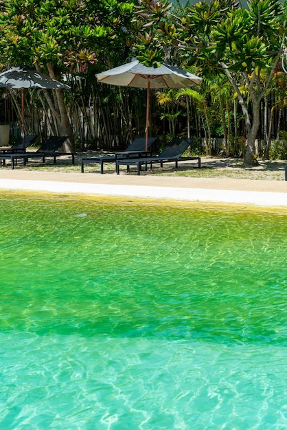 cama de piscina ao redor da piscina