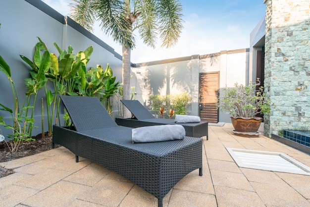 cama de sol com guarda-chuva e plantas verdes na casa ou construção de casas