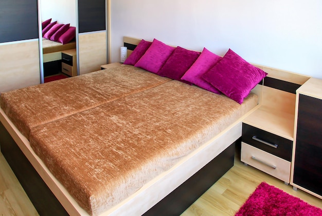 Cama doble en dormitorio