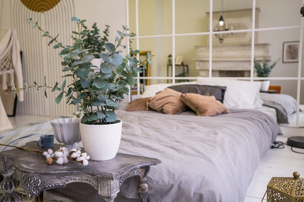 Cama grande y cómoda y lugar de trabajo con laptop en elegante apartamento. Interior de la habitación. Foto de alta calidad