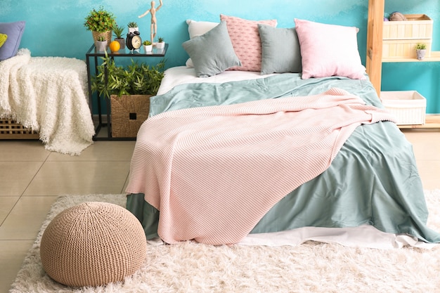 Foto cama grande e confortável em quarto elegante