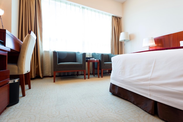 Foto cama de habitación de hotel