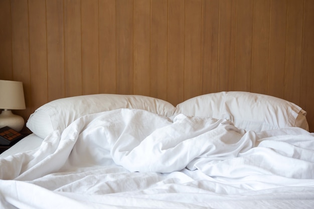 Cama sin hacer. Concepto de tiempo de relajación en la mañana.