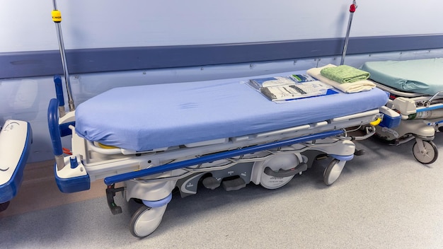 Una cama de hospital, símbolo de vulnerabilidad y esperanza, representa el delicado equilibrio entre la vida y la muerte.