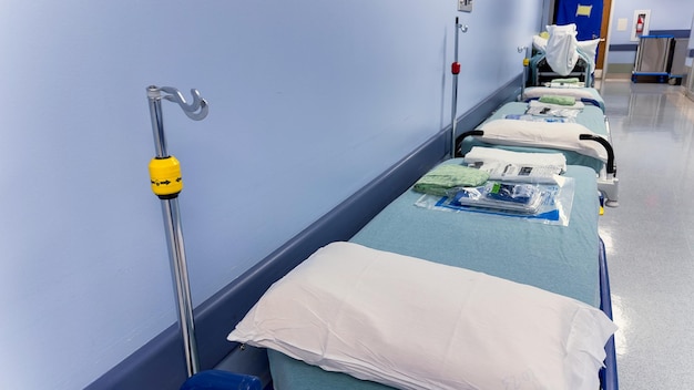 Una cama de hospital, símbolo de vulnerabilidad y esperanza, representa el delicado equilibrio entre la vida y la muerte.