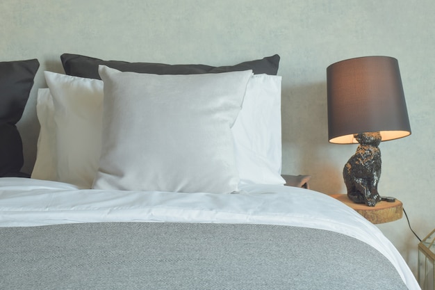 Foto cama limpia en la habitación del hotel con lámpara de lectura marrón