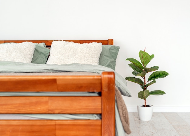 Foto cama de madera en interior