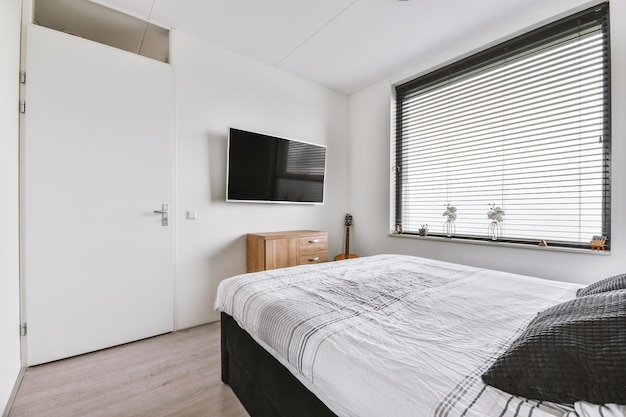 Cama perto da janela no apartamento moderno