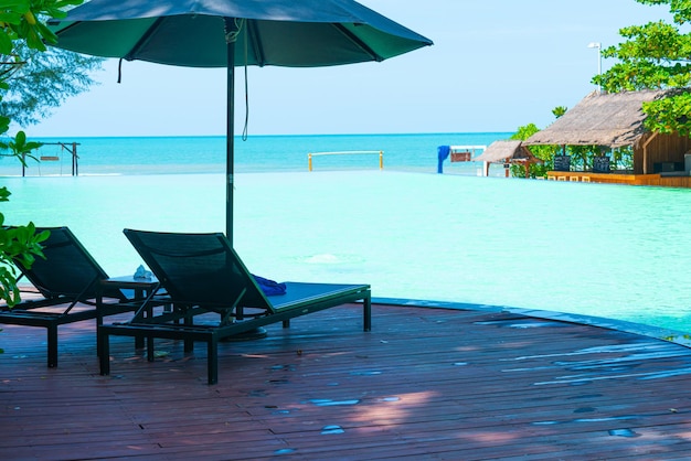 Cama de la piscina alrededor de la piscina con fondo de mar