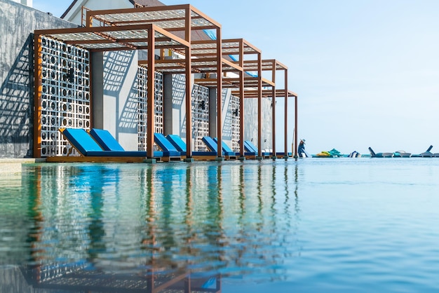 cama de piscina alrededor de la piscina