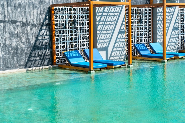 Foto cama de piscina alrededor de la piscina