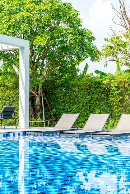 Cama piscina com piscina exterior no hotel e resort