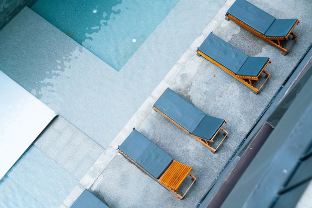 cama de piscina vacía alrededor de la piscina