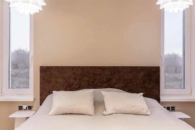 Una cama con una sábana blanca y una almohada blanca con la palabra hotel.