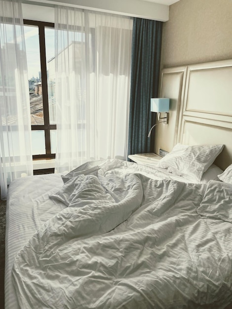 Una cama con sábanas blancas.