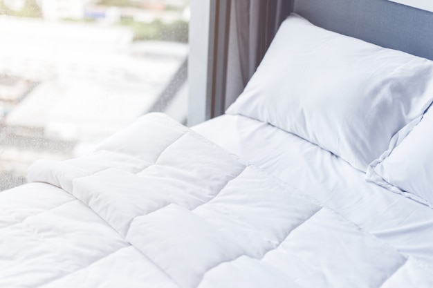 Foto cama de sirvienta con almohadas blancas limpias y sábanas en el salón de belleza