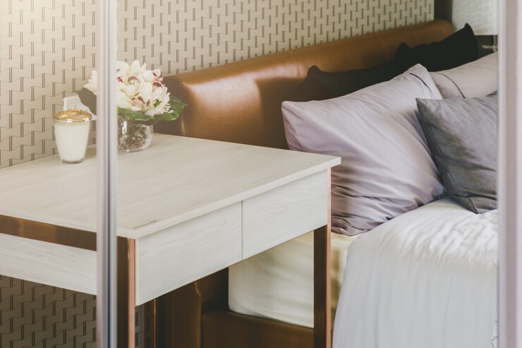 Cama de sirvienta con almohadas de patrón blanco limpio y sábanas en el salón de belleza.