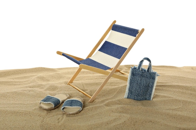 Cama de sol en la playa en la arena aislada sobre un fondo blanco