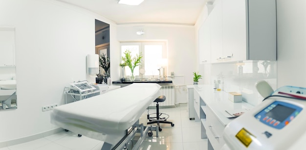 Foto cama spa blanca y cómoda situada en medio de una habitación profesional limpia e higiénica para tratamientos faciales y corporales amplio espacio de copia