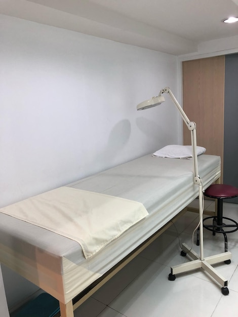 Cama vacía en la sala del hospital