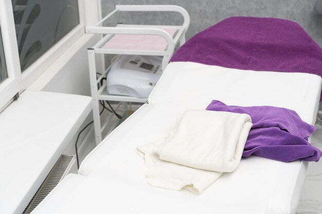 Foto una cama vacía en un salón de belleza preparada para un nuevo cliente