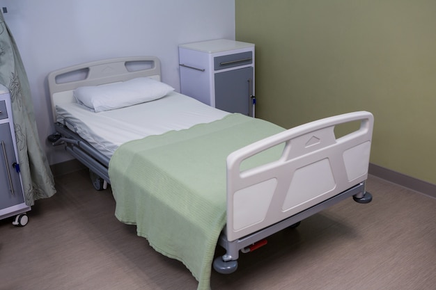 Foto cama vazia na enfermaria do hospital