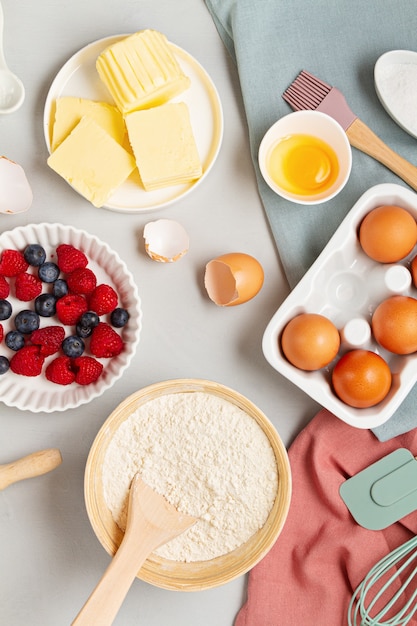 Camada de ingredientes de panificação rústica. Pastelaria caseira, panificação. Parede plana de colocação de vista superior. Copie o espaço. Alimentos orgânicos frescos saudáveis.