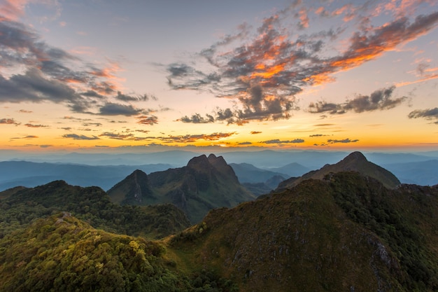 Camada, de, montanhas, e, névoa, em, pôr do sol, tempo, paisagem, em, doi, luang, chiang, dao