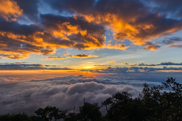 Camada, de, montanhas, e, névoa, em, pôr do sol, tempo, paisagem, em, doi, luang, chiang, dao