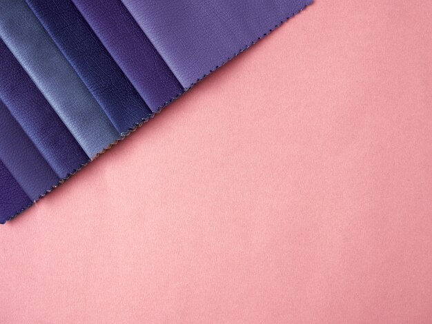 Camada plana de amostras de couro em várias cores