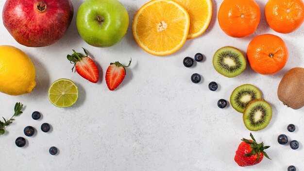 Camada plana de frutas e bagas frescas e maduras variadas