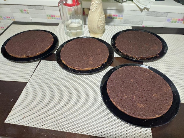 Camadas de bolo de biscoito de chocolate na mesa da cozinha