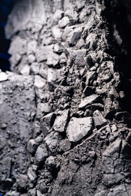 Camadas de fundo de textura e rachaduras em rocha sedimentar na face do penhasco penhasco da montanha rochosa ardósia rochosa na montanha