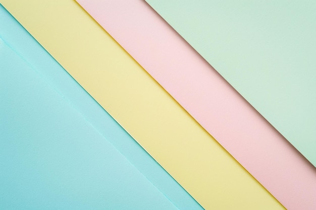 Camadas de papéis de cores pastel