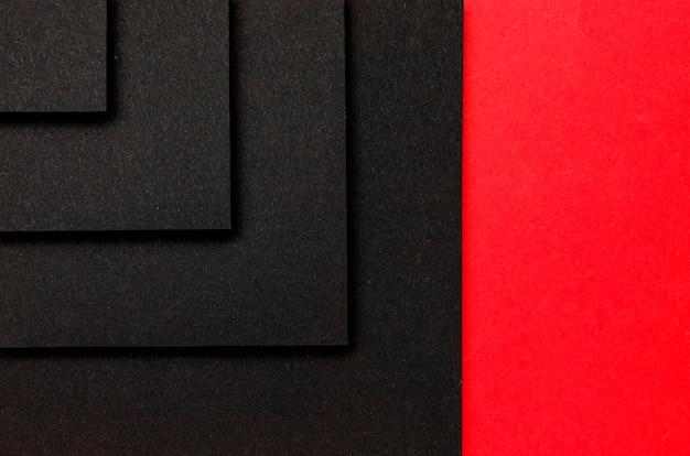 Camadas de quadrados pretos sobre fundo vermelho