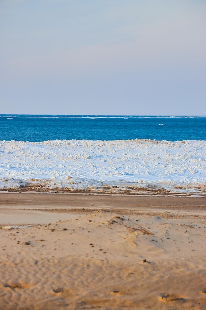 Camadas verticais na praia de gelo e areia da água do céu