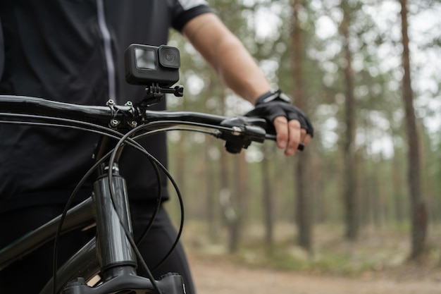 Foto una cámara de acción para fotos y videos está instalada en una bicicleta de deportes extremos