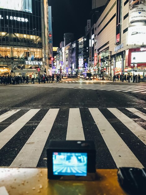 Foto cámara en la calle de la ciudad por la noche