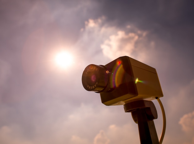 Cámara CCTV al aire libre con cielo y nube.