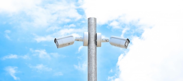 Cámara CCTV IP inalámbrica del sistema exterior de seguridad en el poste de metal con un fondo de cielo